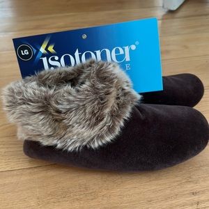 NWT women’s slippers isotoners, fur trim 8-9